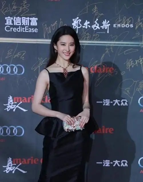 刘亦菲难逃中年发福!穿吊带长裙暴露手臂粗壮,看着有120斤