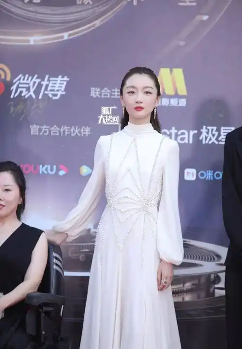 angelababy进不去的红毯,她美得像开了光……_电影_连衣裙_活动