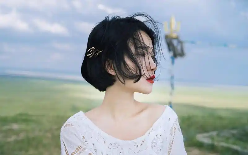 短发气质美女户外写真电脑高清桌面壁纸图片下载