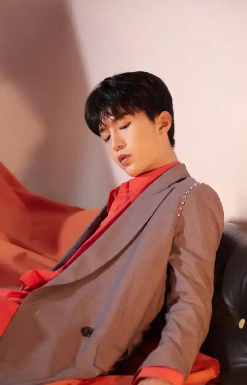 范丞丞帅气时尚写真图片