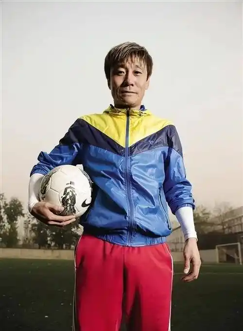 便将当地一名退役足球运动员范春玲介绍给高峰