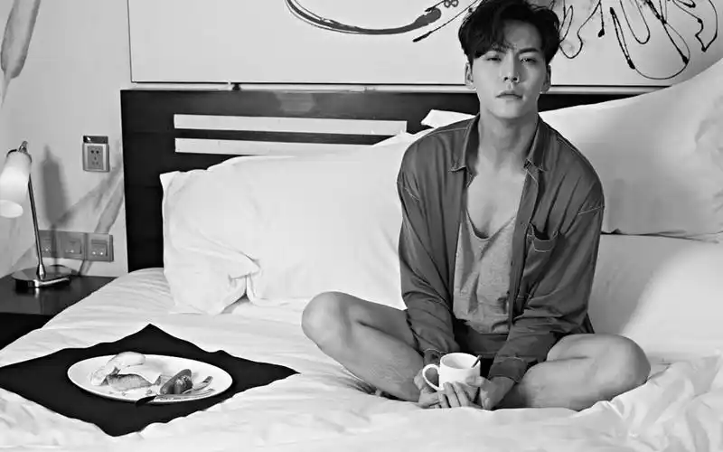 帅哥陈伟霆清晨慵懒迷人写真图片桌面壁纸