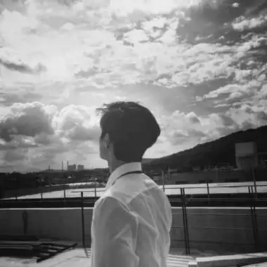 以上是关于男生背影黑白头像伤感图片的文章由美头整理发布男生