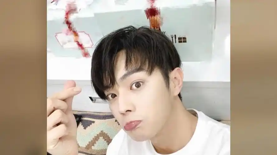 娱乐#许凯生日营业嘟嘴比爱心自侃:吓得我赶紧卖个萌