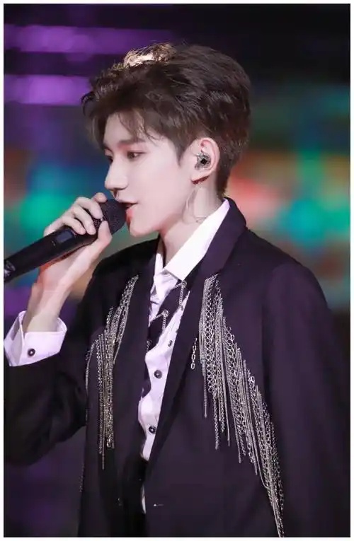 此时的王源选择了非常帅的发型. 他把头发做成中