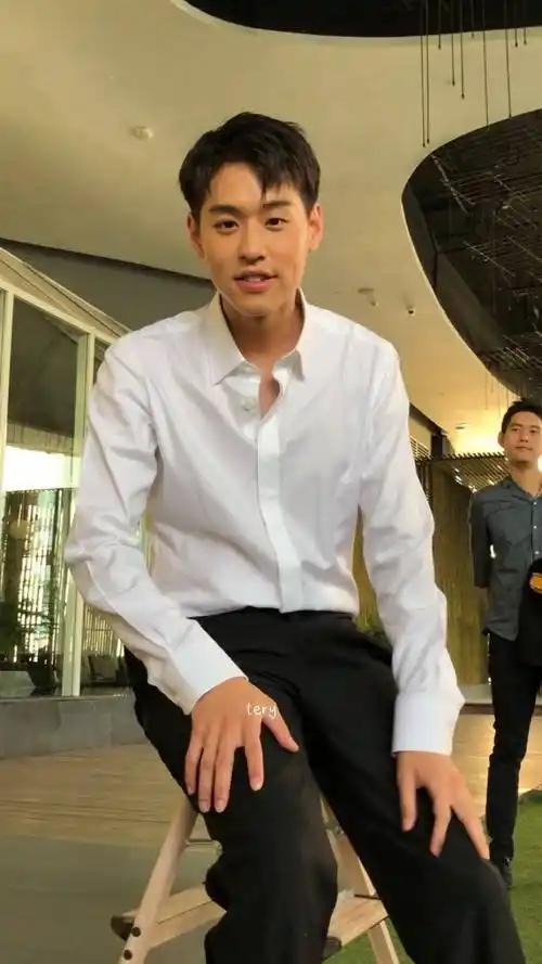 伪偷拍路人帅哥