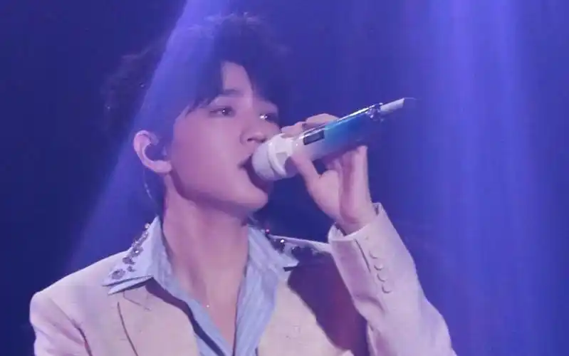 王俊凯《心引力》偶像站你前面唱歌的样子