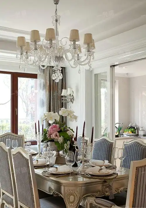 位于上海的一座法式宫廷风格别墅,造型功能兼具的新古典主义