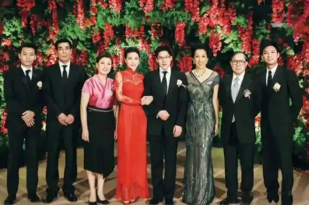 郭晶晶的三场婚礼才是王者?礼服就高达12套,一句"下嫁"最值钱