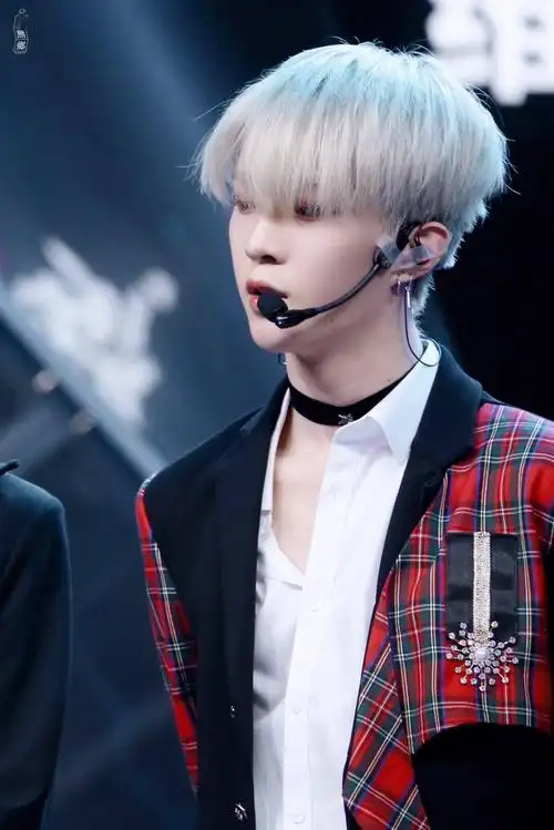 范丞丞dream公演造型饭拍回顾银发chocker锁骨全是看点