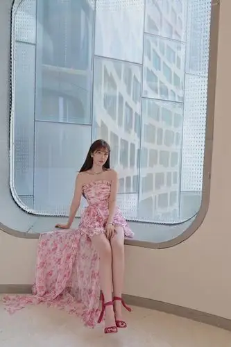 虞书欣花瓣抹胸裙