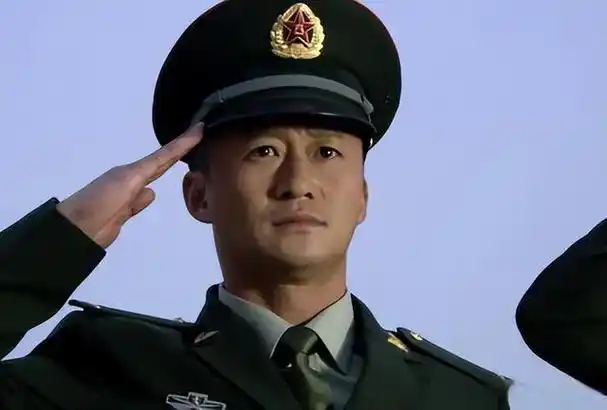 演员吴京晒军装照片惹麻烦,遭大v当众质疑违规:不是军人别乱穿