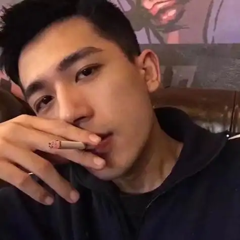 头像抽烟男沧桑帅气抽烟大叔头像男生大叔抽烟气质头像男成熟大叔头像