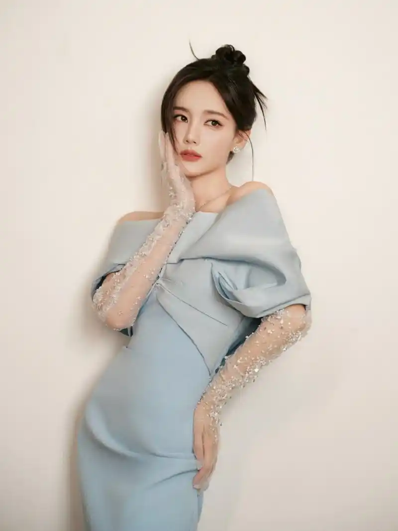 李一桐 身穿蓝色紧身一字肩礼服,银线手套,精致又活泼