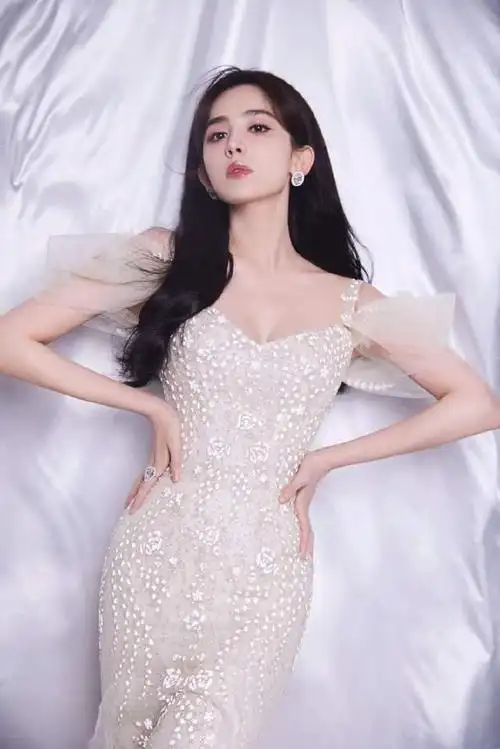 美女古力娜扎晒照火辣迷人小秀蛮腰事业线吸睛这身材太绝了