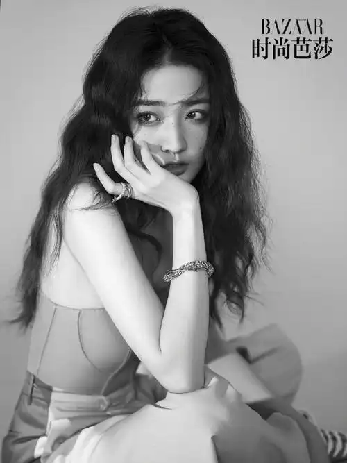 85徐璐徐璐x时尚芭莎黑白大片下的优雅风情灵动的眼眸和可爱的雀斑妆