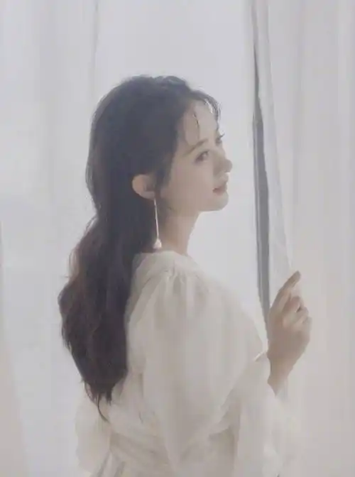 赵丽颖身穿泡泡袖白纱裙出席活动,搭配波浪编发和小皮靴,又仙又酷