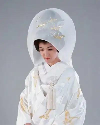 婚礼上,新娘穿着的则是"白无垢"(しろむく)和服