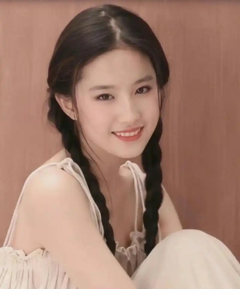 刘亦菲双马尾辫洋溢青春