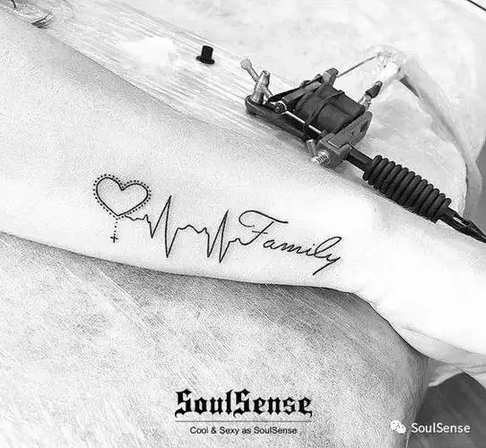 依靠这个图案也适合做情侣纹身那就是心电图纹身有一个图案非常受欢迎