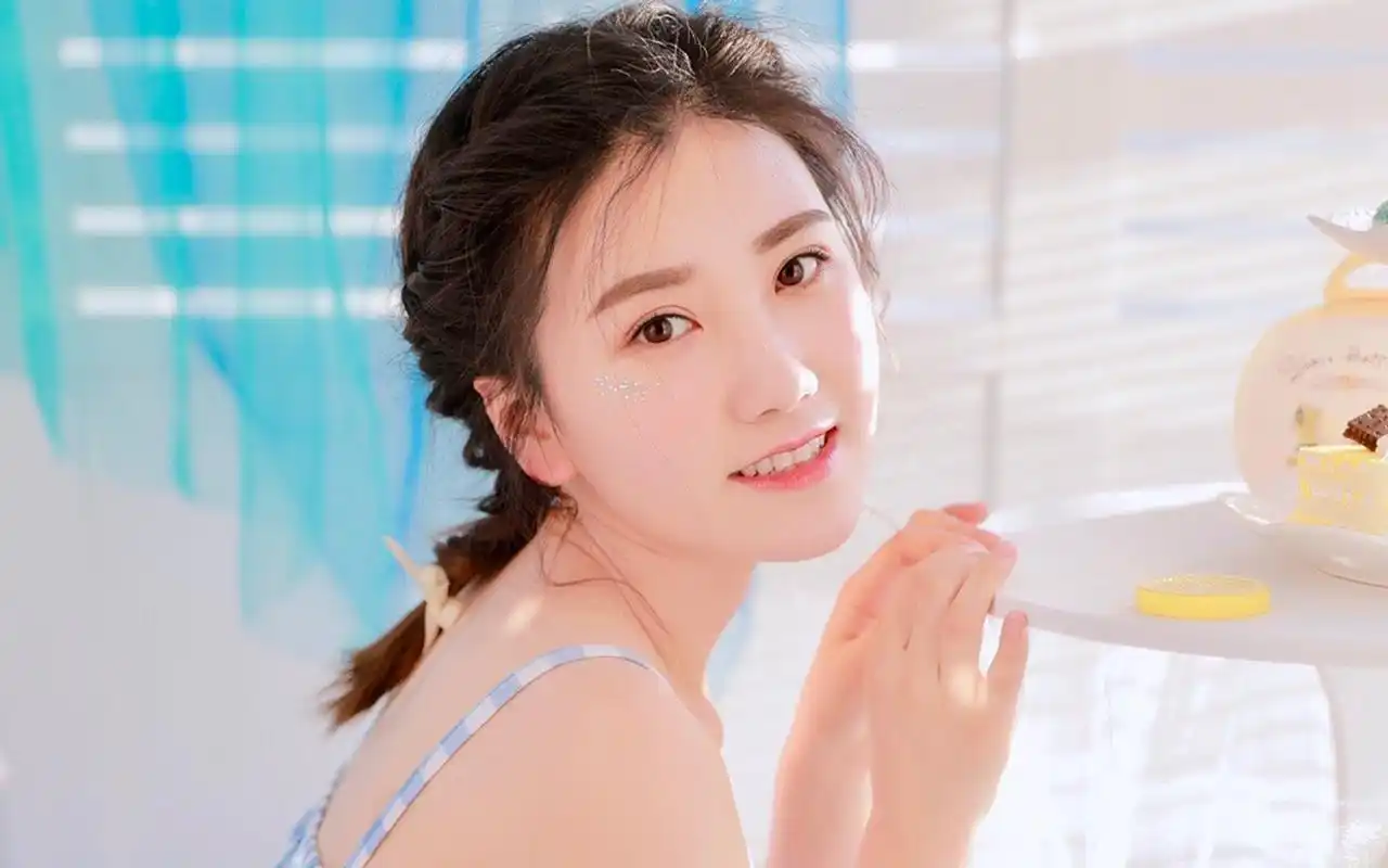 笑容甜美女孩唯美写真高清电脑壁纸高清大图预览1920x1200_美女壁纸