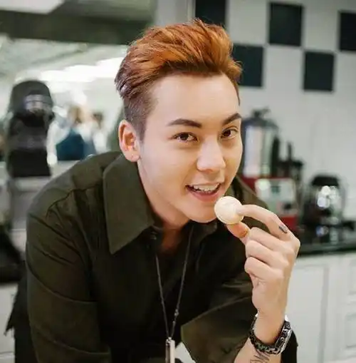 陈伟霆的发型师,你给我出来,我保证不掐死你!_低头_男人_吸血