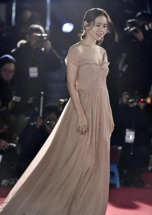 孙艺珍历代红毯造型!2020百想礼服不是最仙,是仙女本人