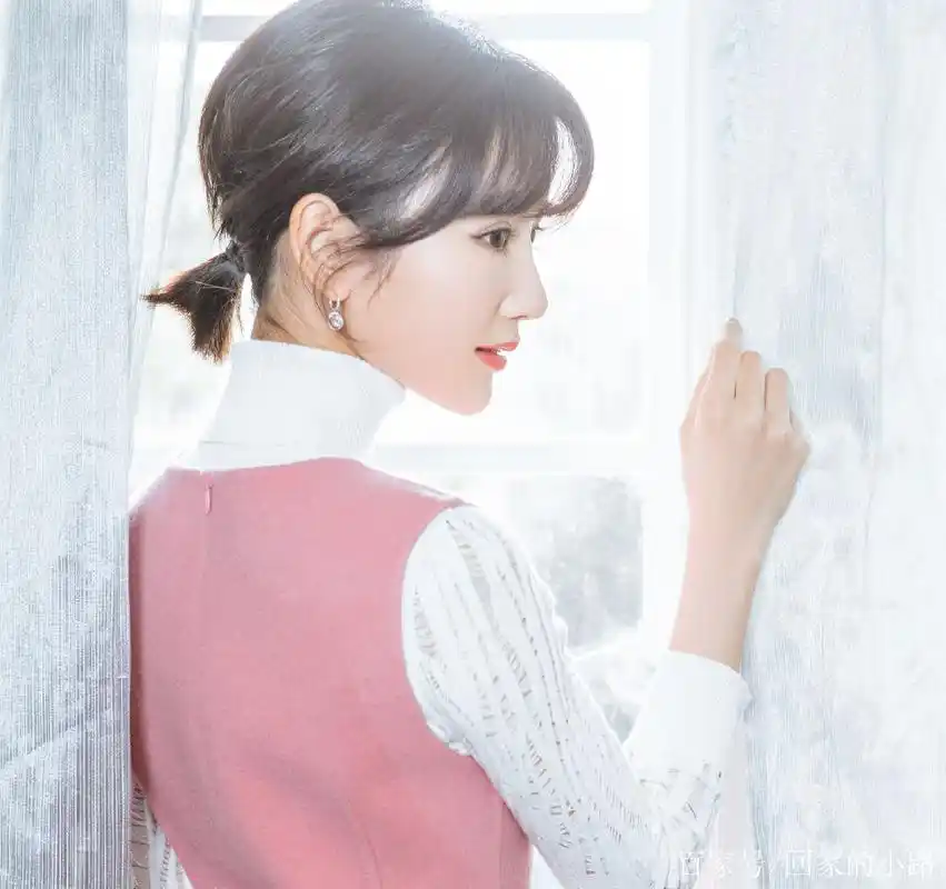 毛晓彤的五官很精致,侧颜很美,网友:第一张就爱上她的侧颜!