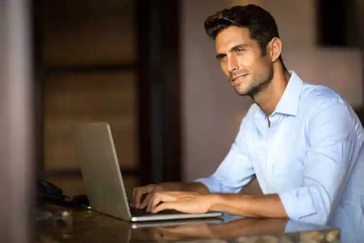 英俊的男人用的笔记本电脑