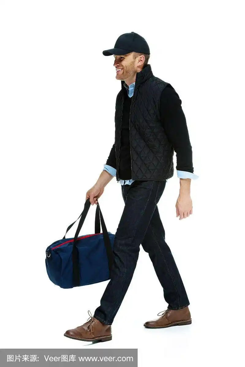带着运动包走路的快乐男人