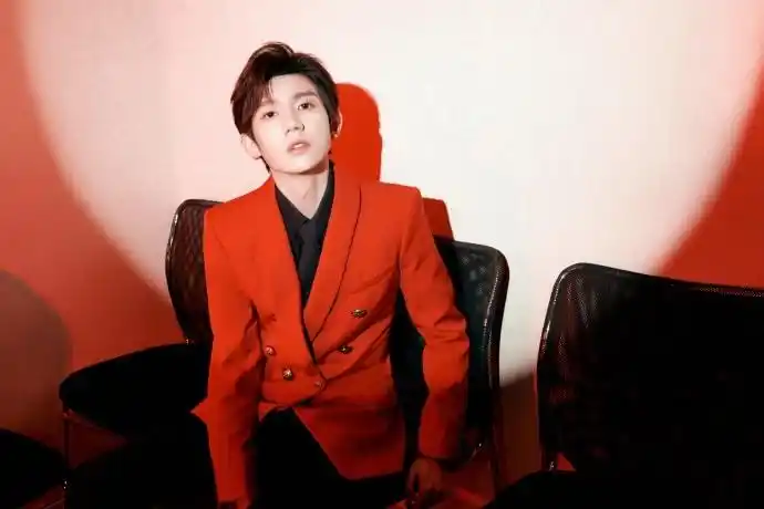 2月9日,王源工作室在社交平台晒出一组新年写真,王源身穿红色西装搭配