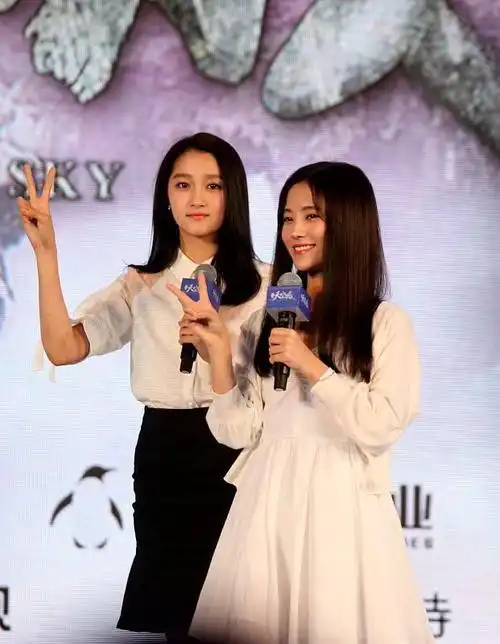 太有意思了关晓彤鞠婧祎穿短裙比美腿却败给一个男人