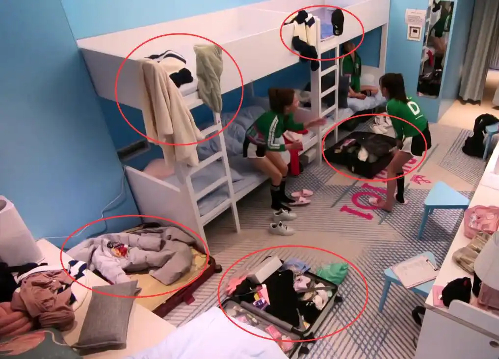 《创造101》小姐姐们外表光鲜亮丽, 没想到她们的宿舍这么乱!