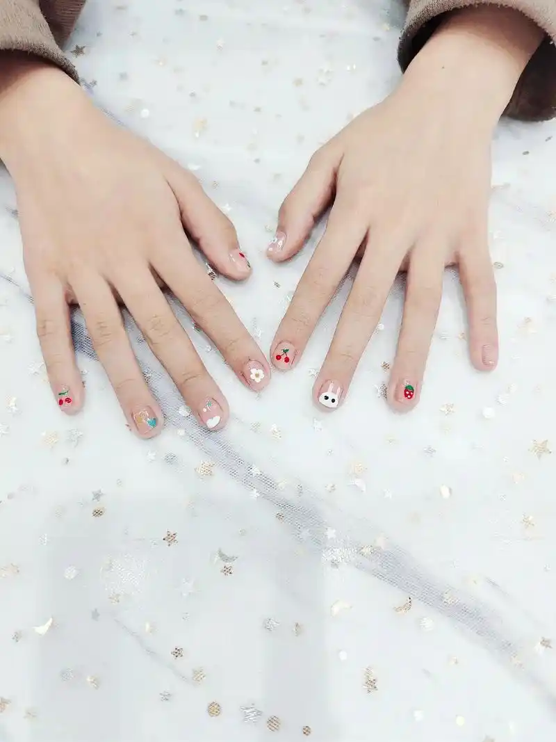 今日美甲作品给媛媛小朋友的手绘萌萌兔