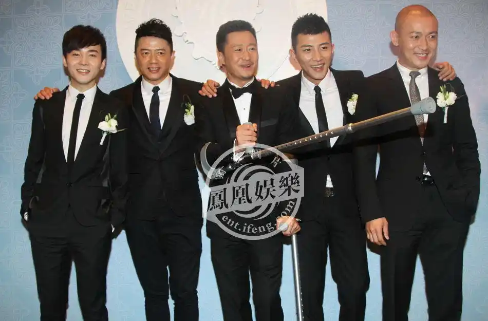 吴京与伴郎团合影.