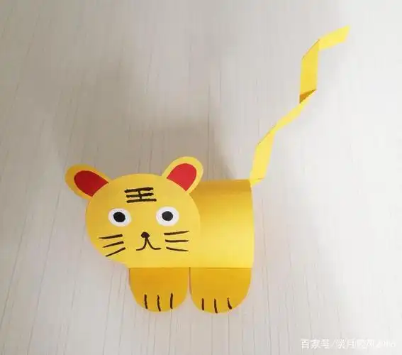 如下图所示 再剪个纸条做小老虎的尾巴,见下图 把纸条斜着一正一反折