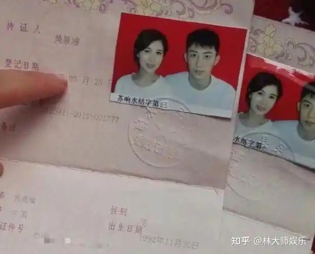 迪丽热巴爸爸参加活动,和美女亲切合影,身材高大方圆脸不像热巴