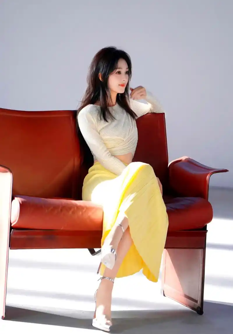 赵丽颖新年便装生活照,清爽干净,甜美可爱,好喜欢这样的赵丽颖.