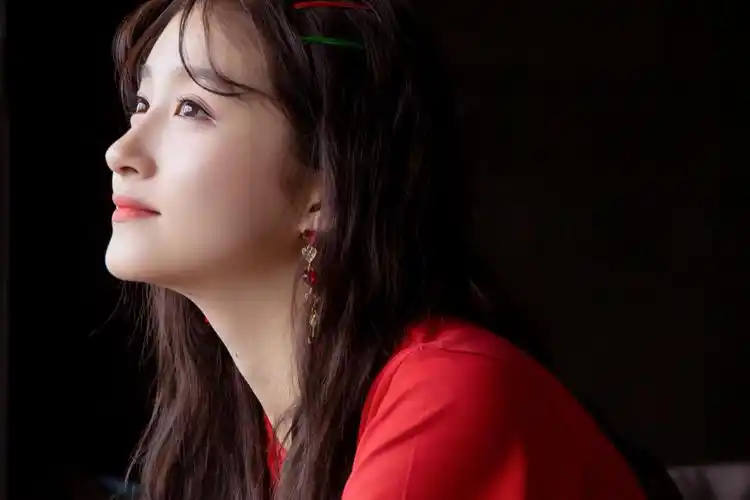 关晓彤穿超短裙大秀美腿彩色发夹少女感爆棚