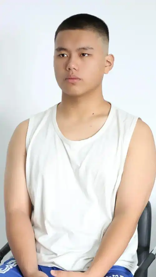 帅哥夏日清爽寸头造型