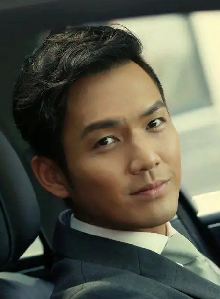 偏分梳理的黑色短发将发顶部分的发丝做了凌乱感的烫发,发顶蓬松有