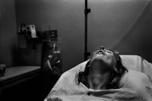 美国摄影师跟拍患艾滋病女子18年