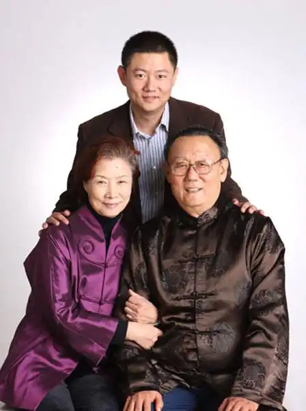 "镇元大仙"吴桂苓追悼会 妻子吕中神情哀伤