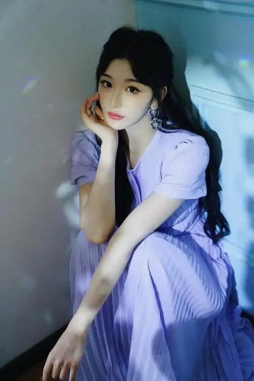 女团出身的孔雪儿,穿紫色百褶裙清纯又甜美,不秀身材却美如初恋