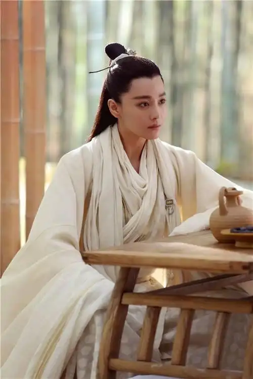 周深如故》白鹿剧照白鹿在不少戏剧中,她是今年的古装剧《周深如故》