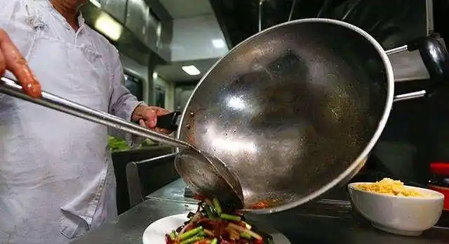 饭店大厨为啥炒菜用勺子而不用铲子知道原因后原来好处这么多