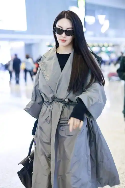 张雨绮风衣墨镜造型现身机场 "中国千颂伊"回来了!_上海_小雨_军绿色