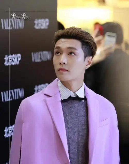 这样的张艺兴你喜欢吗紫色衬衫搭配白西装,这样的张艺兴真是太帅了