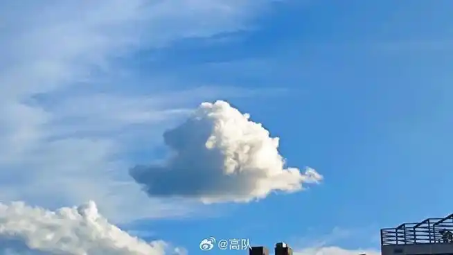 抬头仰望天空美丽的云在天空飘动心情像云朵一样轻松#分享我的微宇宙