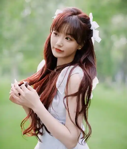 孔雪儿分享春日照片,长发披肩与绿植合影,青春气息浓郁